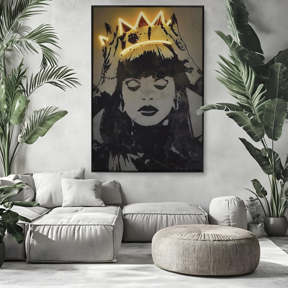 Tablou canvas cu tablou canvas cu portretul unei regine, in rama de aluminiu negru, pe perete intr-un living